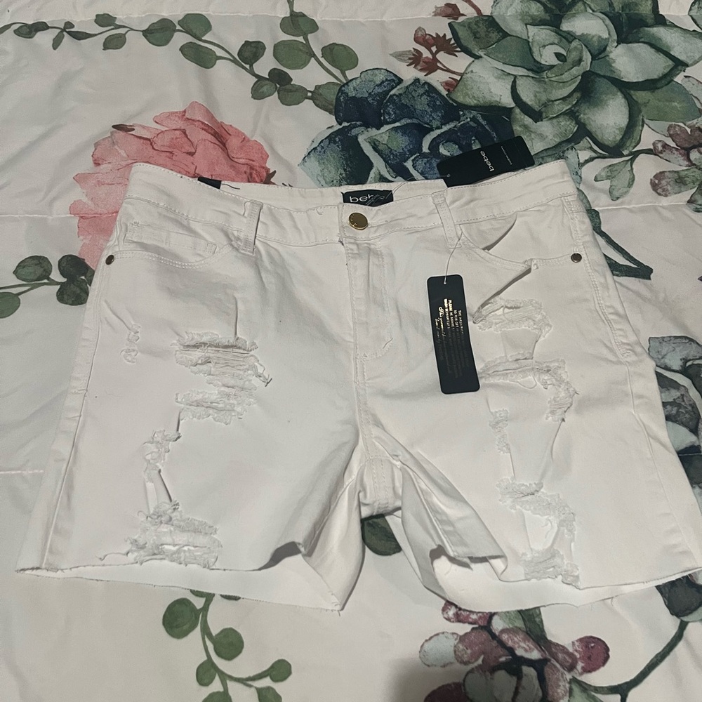 Bebe‎ Super Destroy Flirt Skinny White Distressed Denim Shorts Size 30 NWT